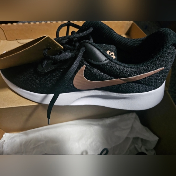 Nike Shoes - Womens Nike Tanjun